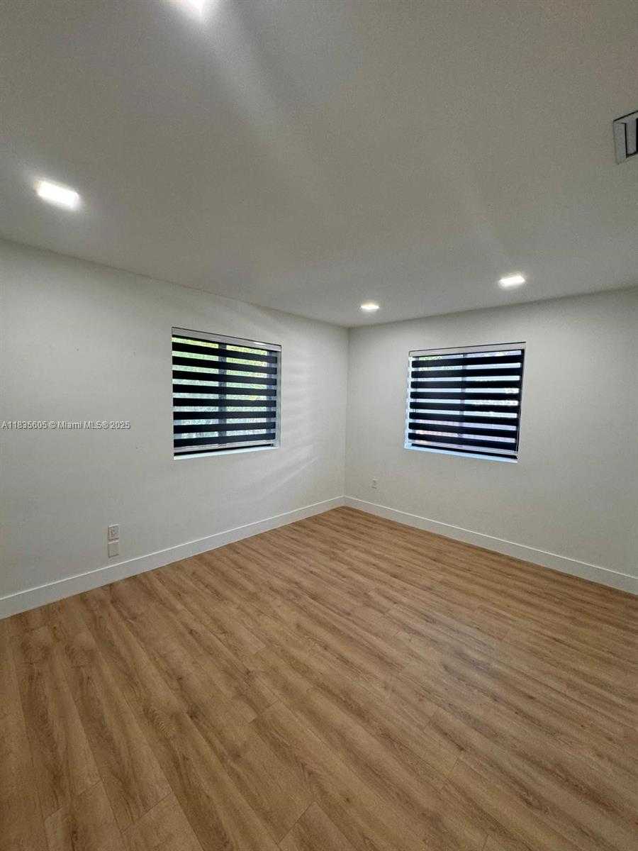 Small Image of 365 FAIRWAY DR, Miami Beach Number 8