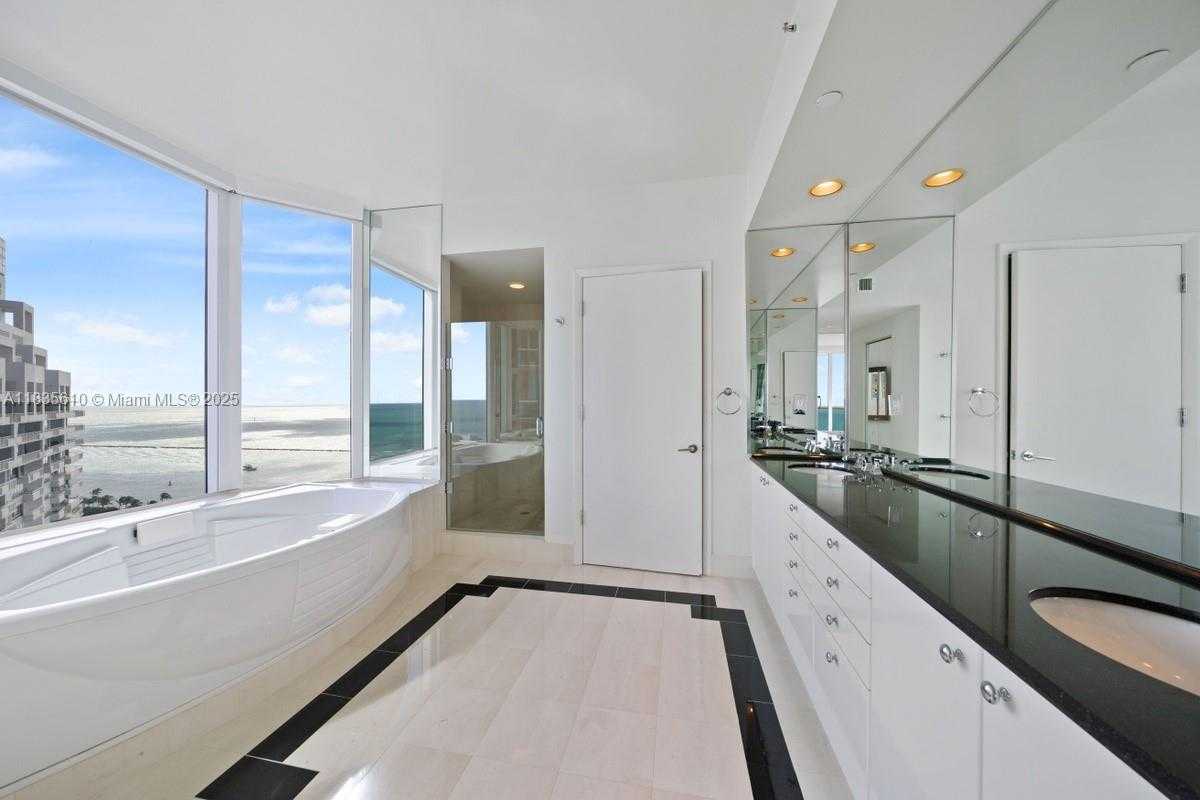 Small Image of 300 SOUTH POINTE DR #2305, Miami Beach Number 11