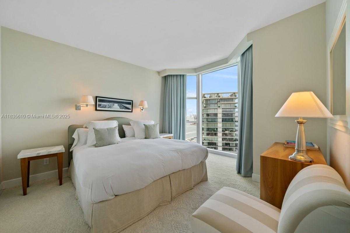 Small Image of 300 SOUTH POINTE DR #2305, Miami Beach Number 13