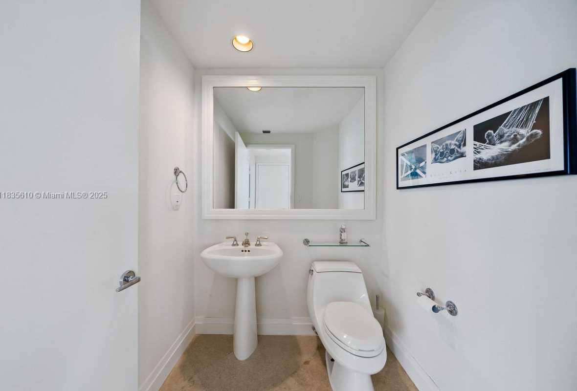 Small Image of 300 SOUTH POINTE DR #2305, Miami Beach Number 17