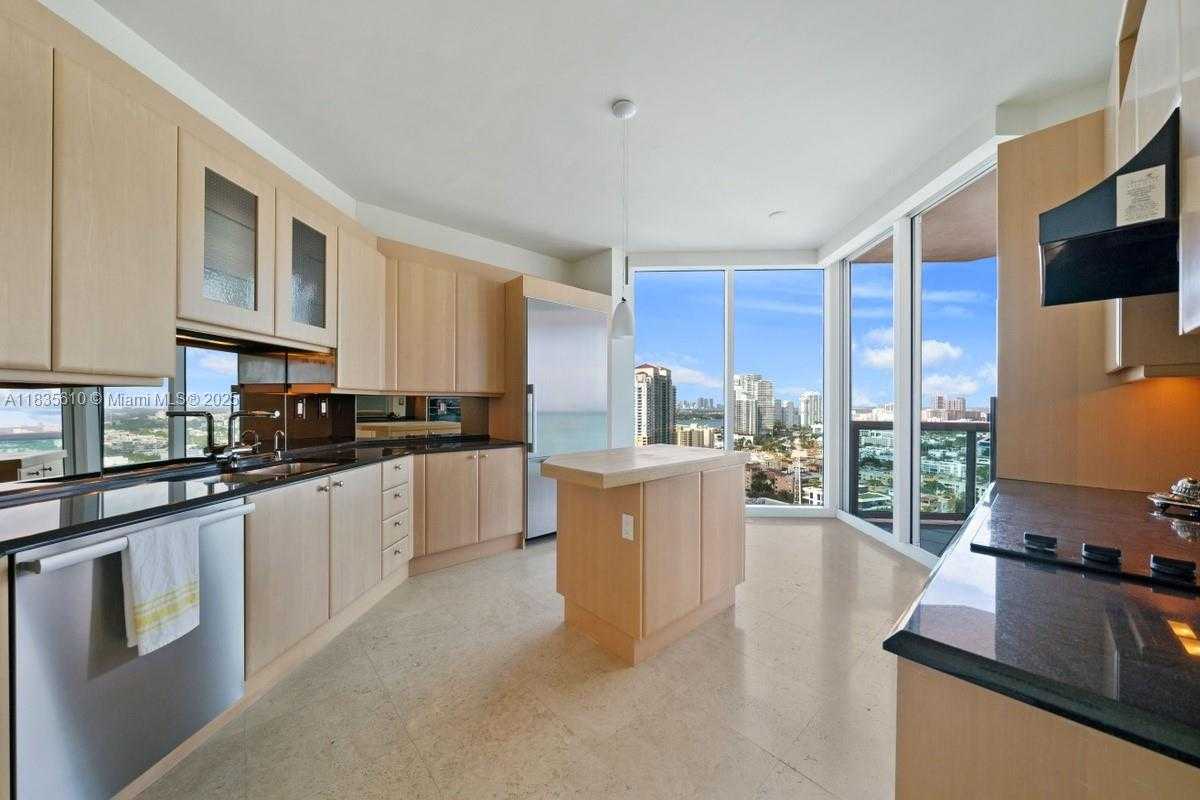 Small Image of 300 SOUTH POINTE DR #2305, Miami Beach Number 7