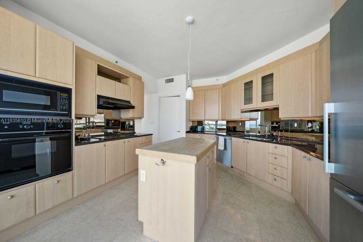 Small Image of 300 SOUTH POINTE DR #2305, Miami Beach Number 8