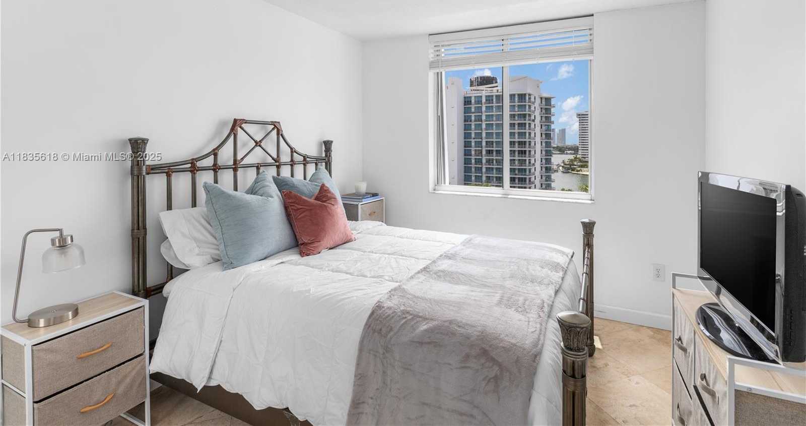 Small Image of 1621 BAY RD #906, Miami Beach Number 11