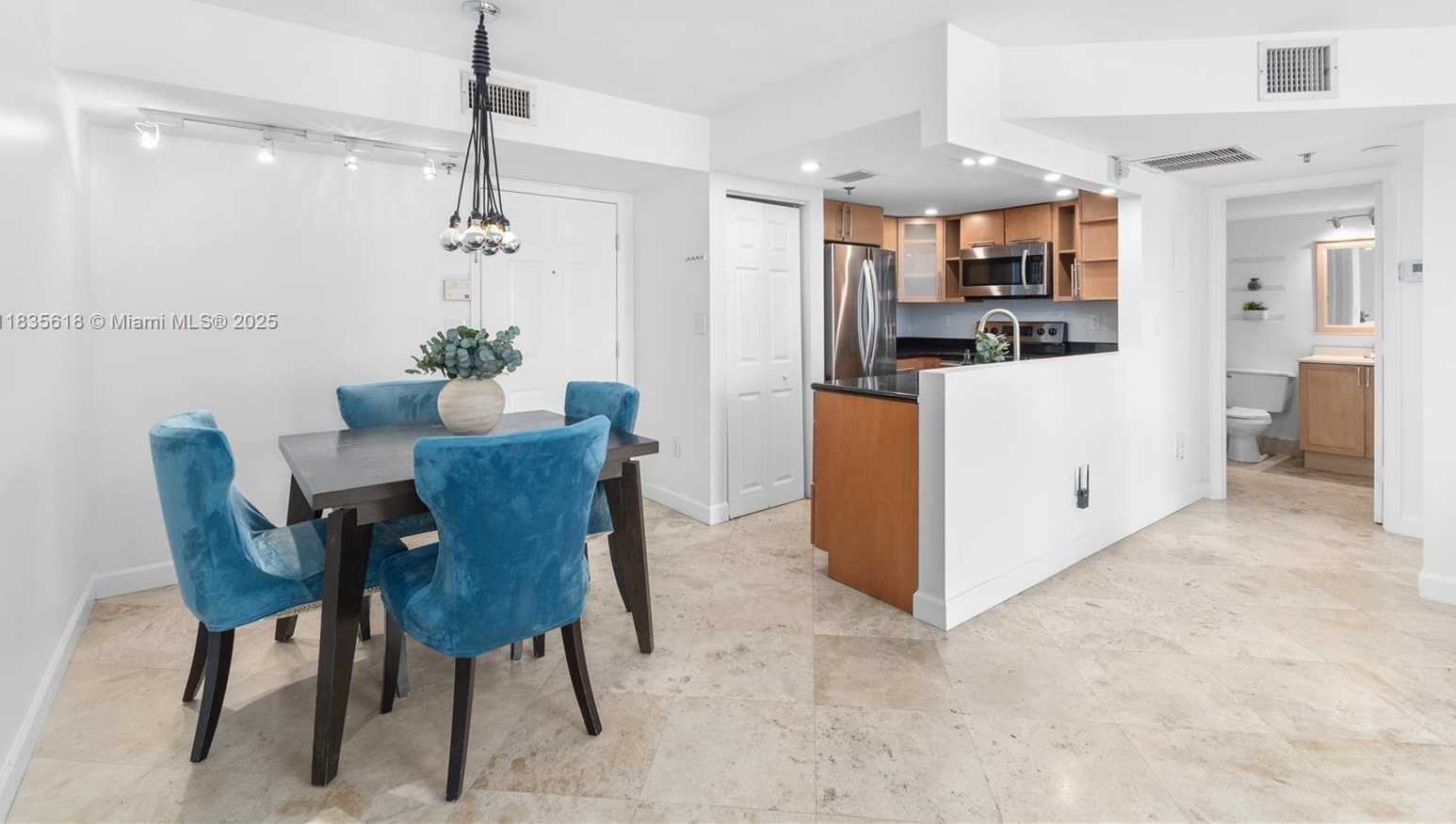 Small Image of 1621 BAY RD #906, Miami Beach Number 6