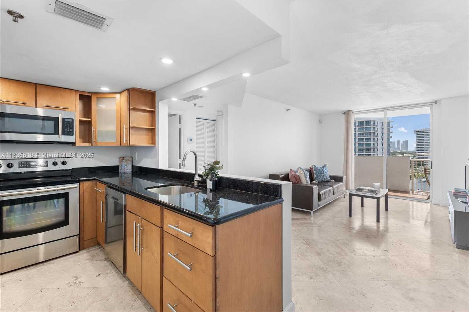 Small Image of 1621 BAY RD #906, Miami Beach Number 7