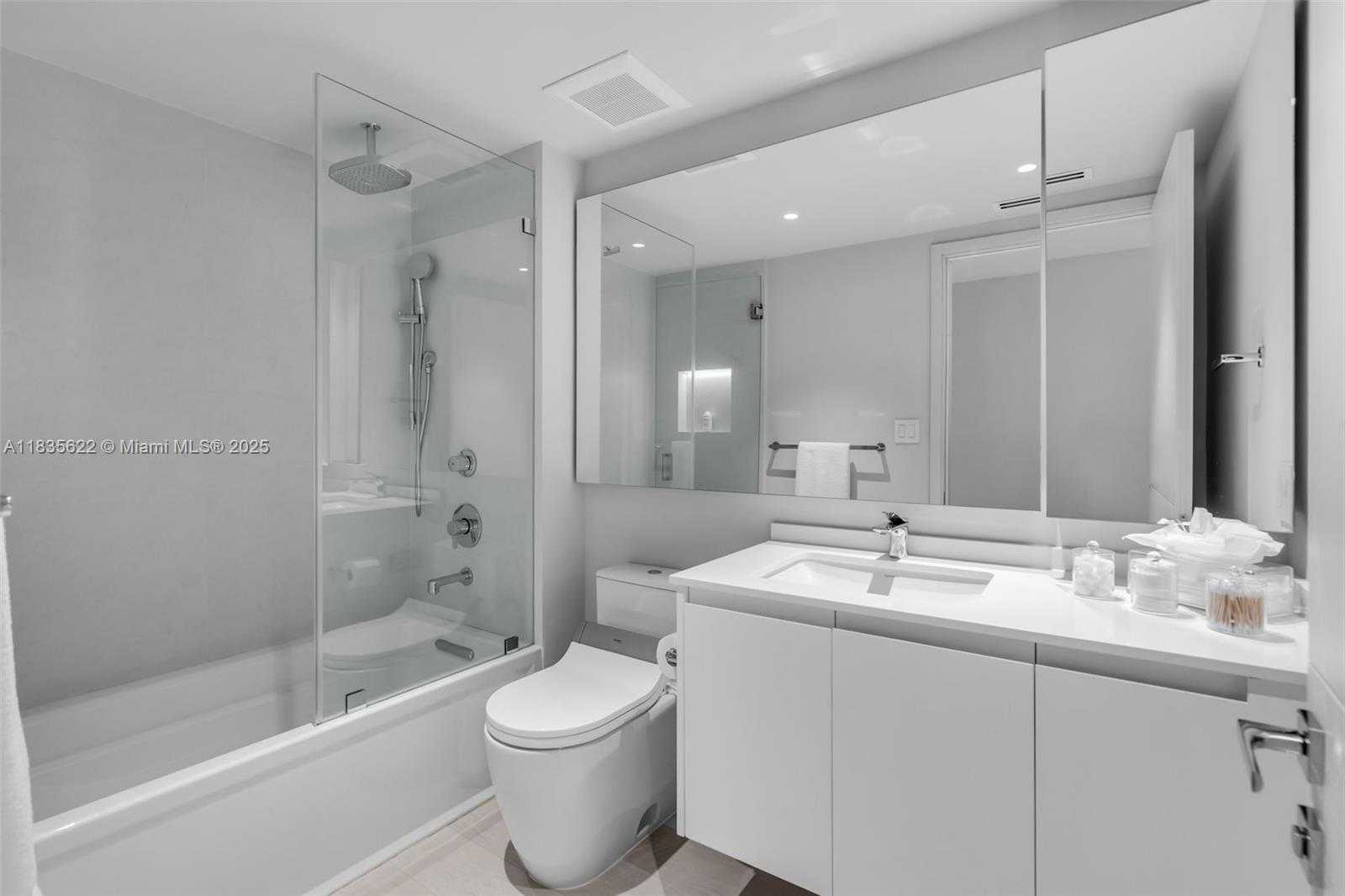 Small Image of 430 GRAND BAY DR #608, Key Biscayne Number 32