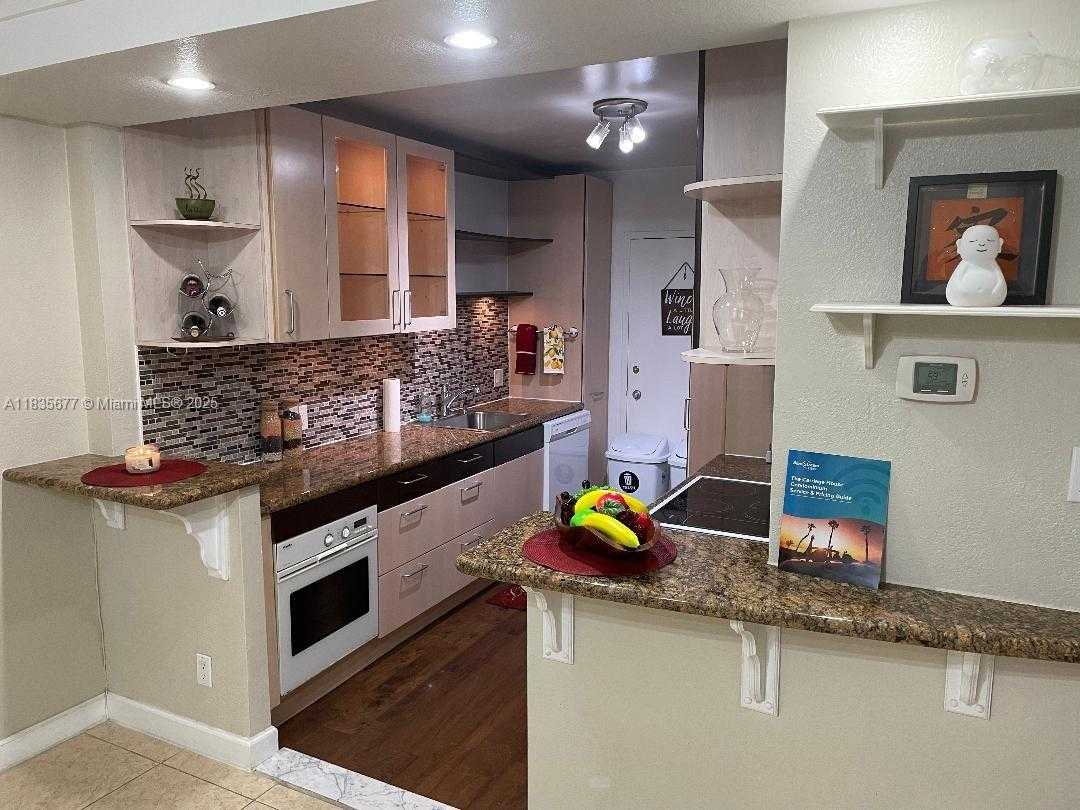 Small Image of 5401 COLLINS AVE #614, Miami Beach Number 22