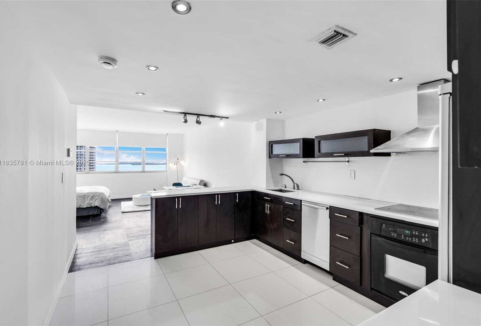 Small Image of 801 BRICKELL BAY DR #1069, Miami Number 2