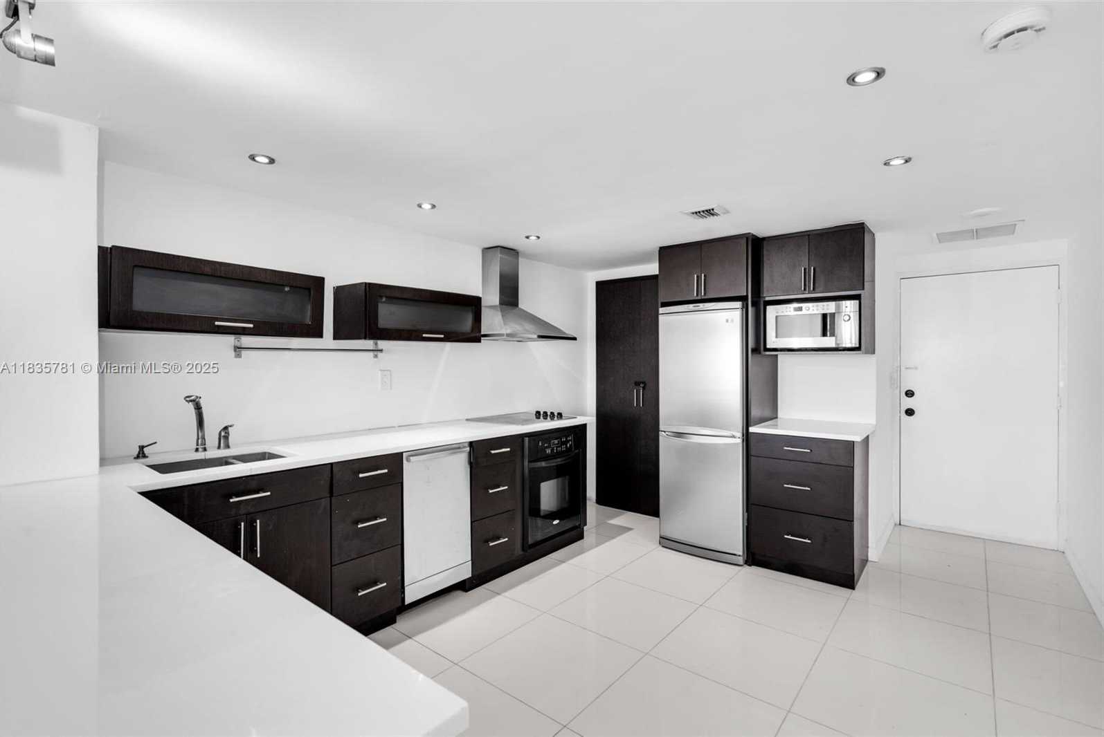Small Image of 801 BRICKELL BAY DR #1069, Miami Number 7