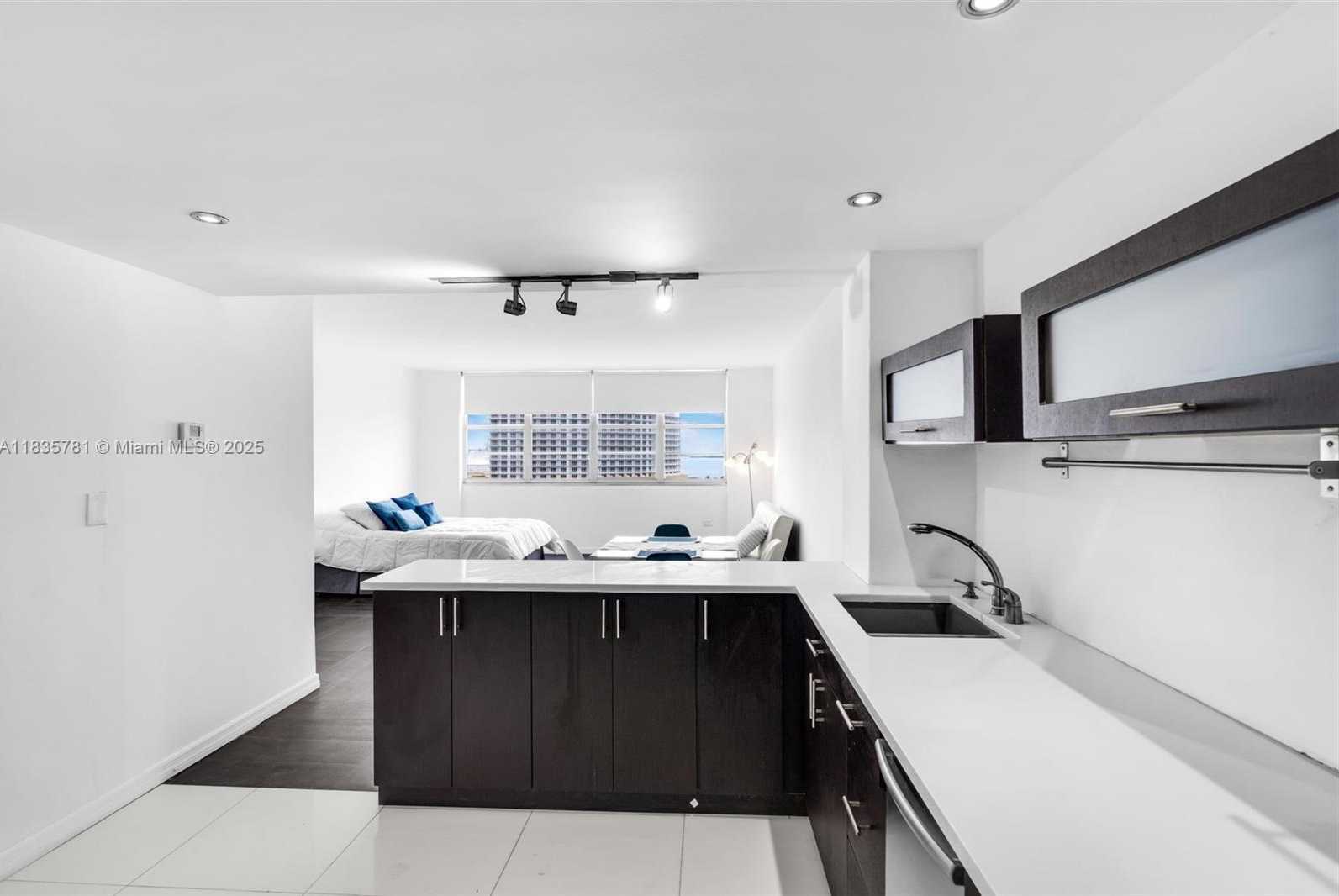 Small Image of 801 BRICKELL BAY DR #1069, Miami Number 8