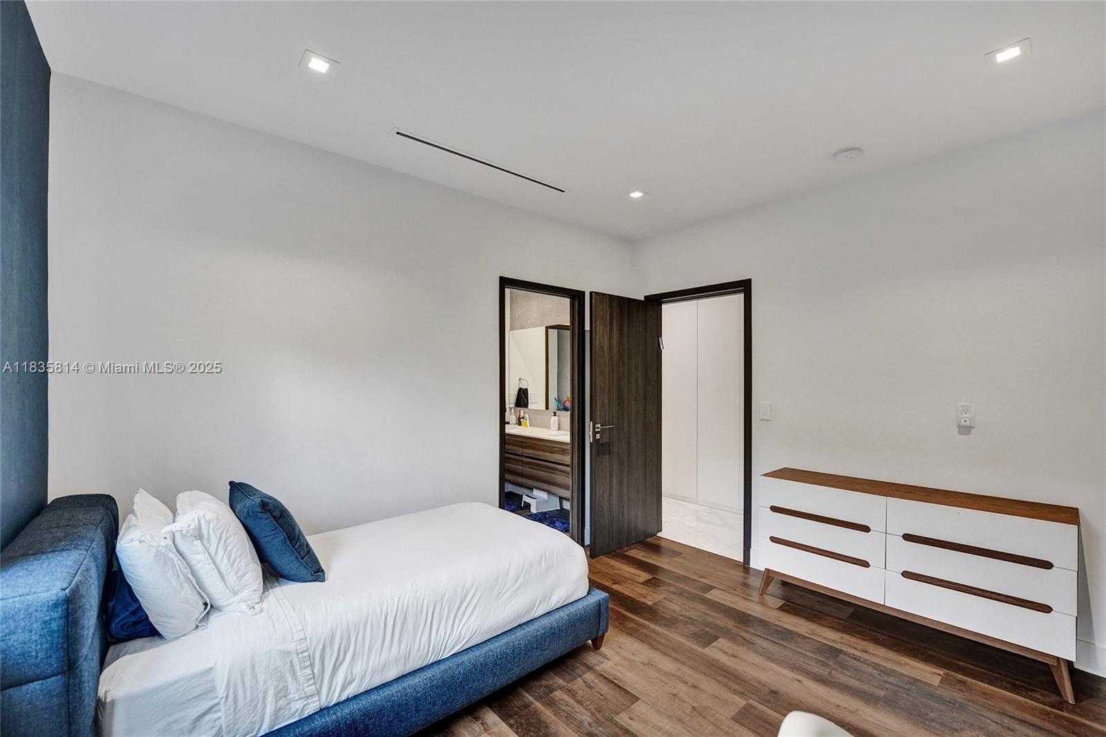 Small Image of 2441 NORTH EAST 200TH ST #., Miami Number 69