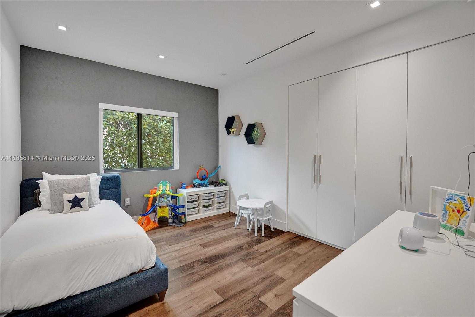 Small Image of 2441 NORTH EAST 200TH ST #., Miami Number 72