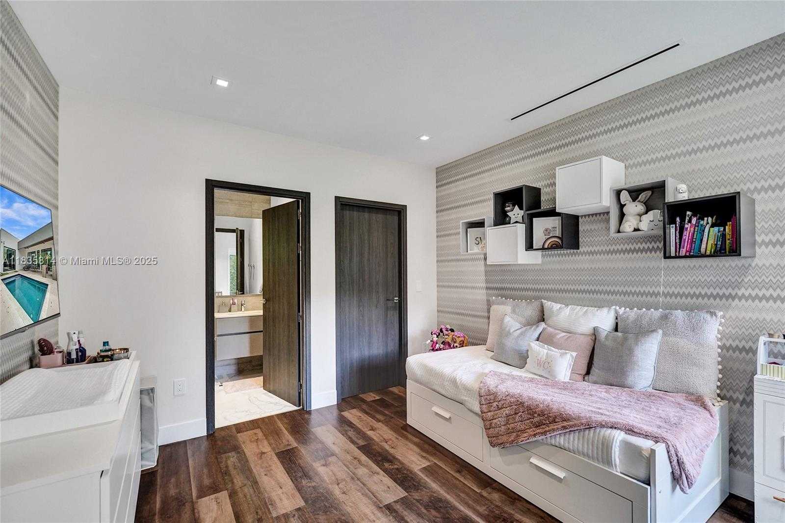Small Image of 2441 NORTH EAST 200TH ST #., Miami Number 77