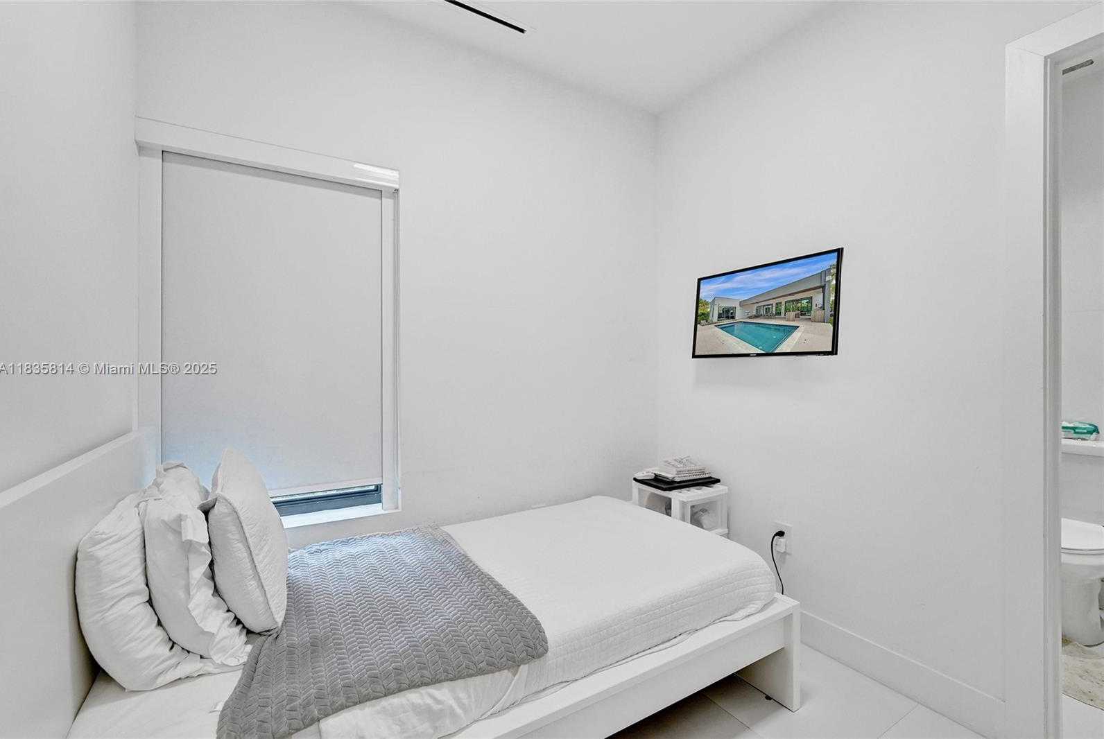 Small Image of 2441 NORTH EAST 200TH ST #., Miami Number 85