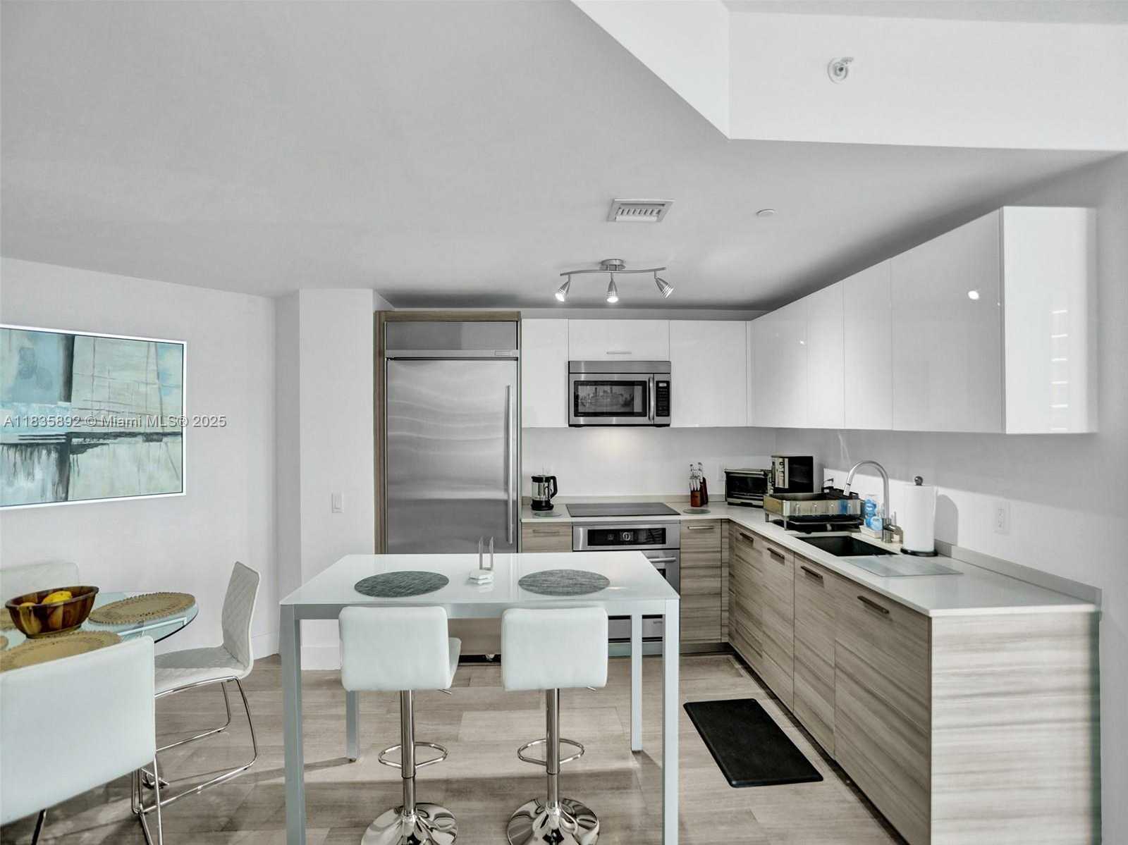 Small Image of 1300 BRICKELL BAY DR #2702, Miami Number 11