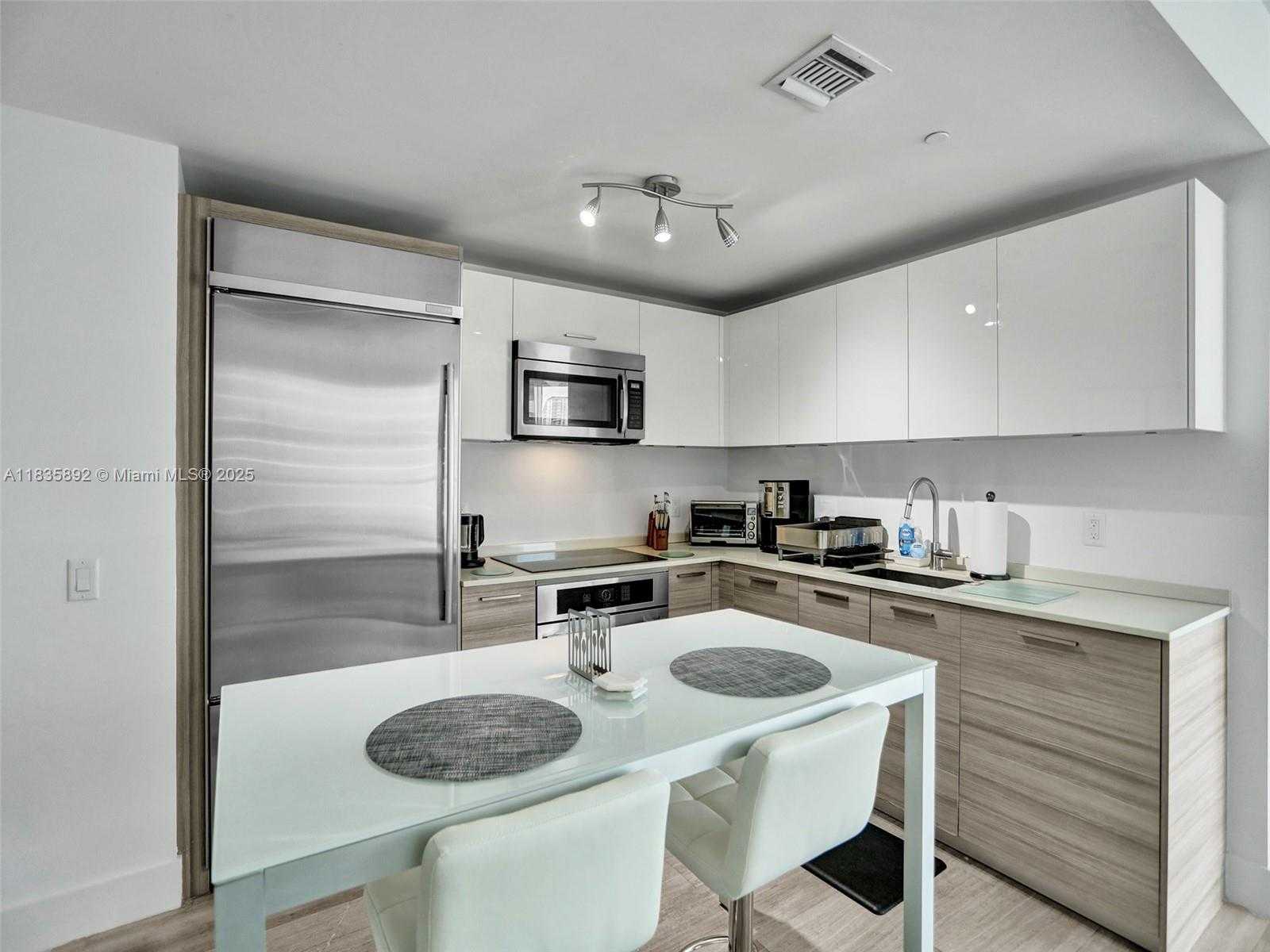 Small Image of 1300 BRICKELL BAY DR #2702, Miami Number 15