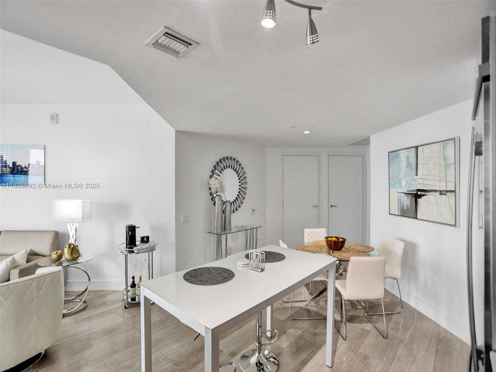 Small Image of 1300 BRICKELL BAY DR #2702, Miami Number 16
