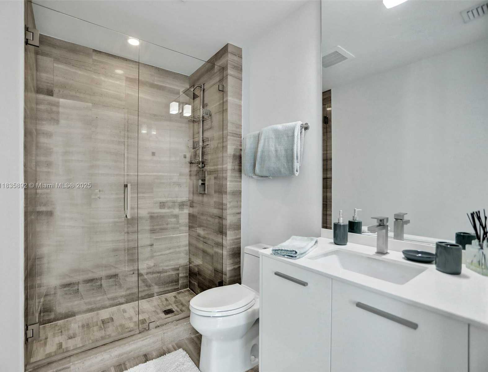Small Image of 1300 BRICKELL BAY DR #2702, Miami Number 17