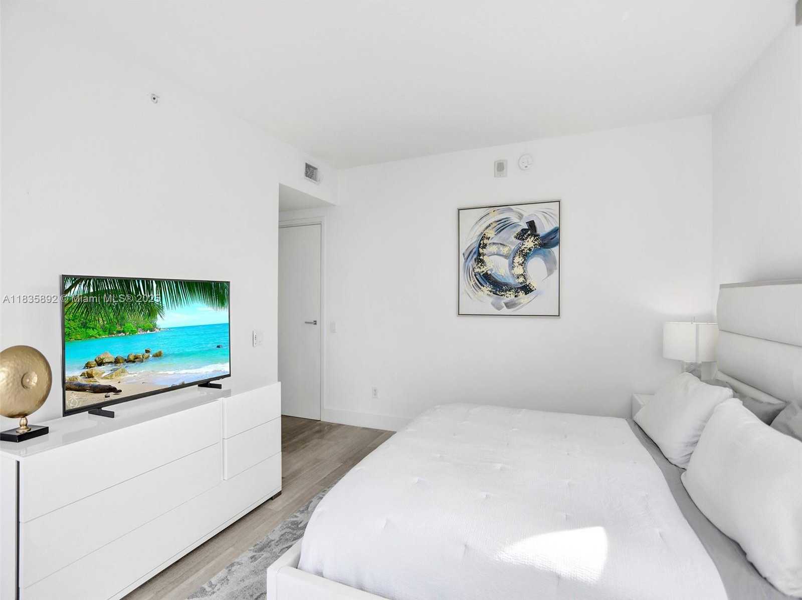 Small Image of 1300 BRICKELL BAY DR #2702, Miami Number 32