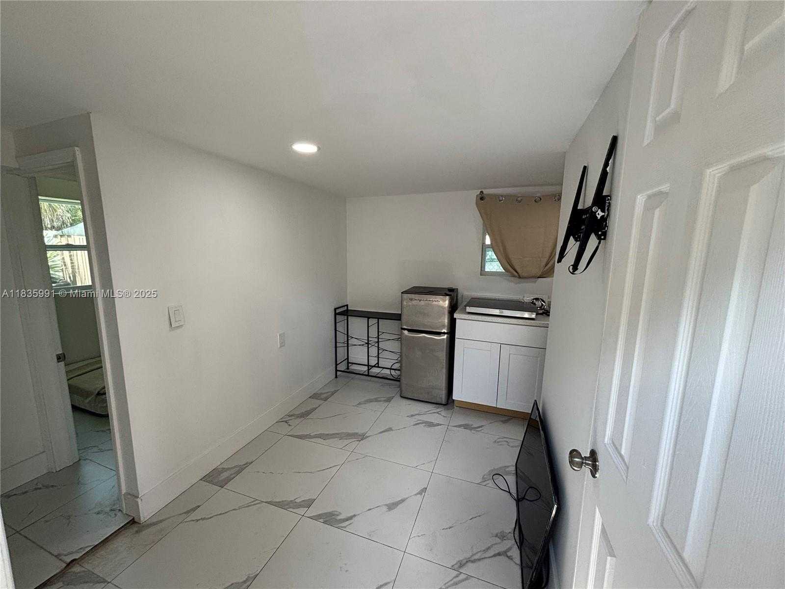 Small Image of 729 NORTH WEST 19TH AVE #REAR, Fort Lauderdale Number 2