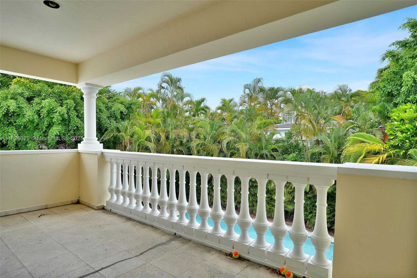 Small Image of 5555 LA GORCE DR, Miami Beach Number 15