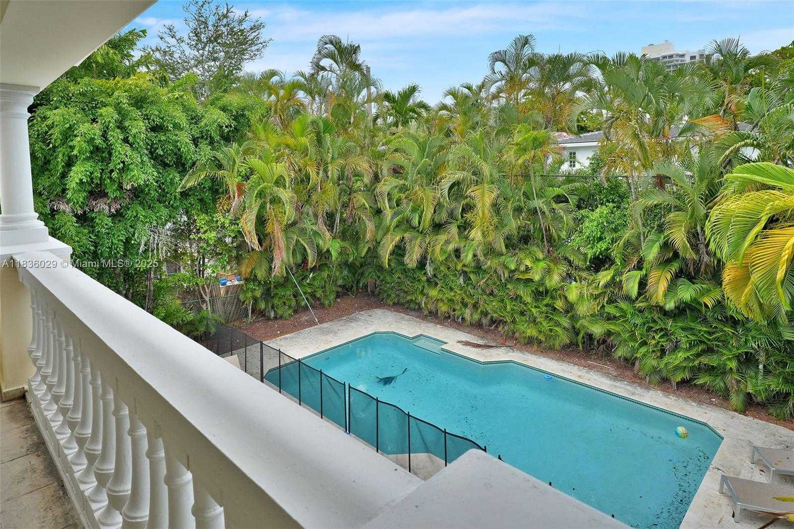Small Image of 5555 LA GORCE DR, Miami Beach Number 16