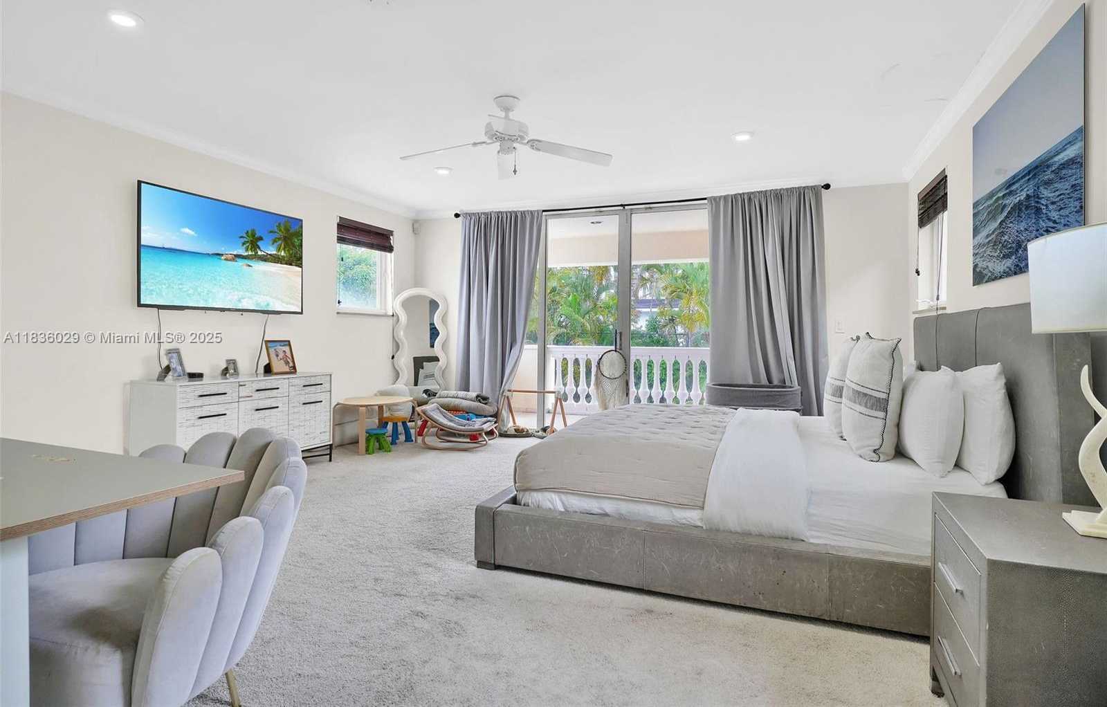 Small Image of 5555 LA GORCE DR, Miami Beach Number 17