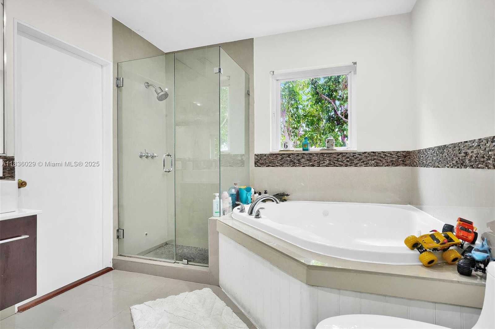 Small Image of 5555 LA GORCE DR, Miami Beach Number 19