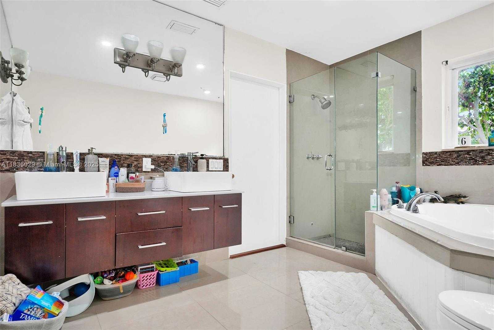 Small Image of 5555 LA GORCE DR, Miami Beach Number 20