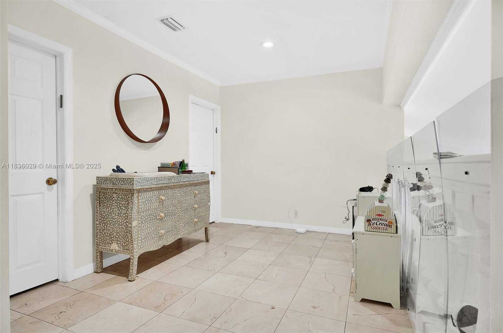 Small Image of 5555 LA GORCE DR, Miami Beach Number 21