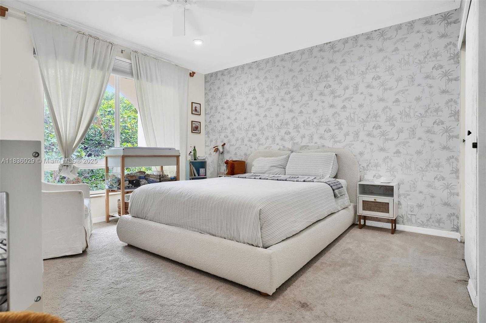 Small Image of 5555 LA GORCE DR, Miami Beach Number 24