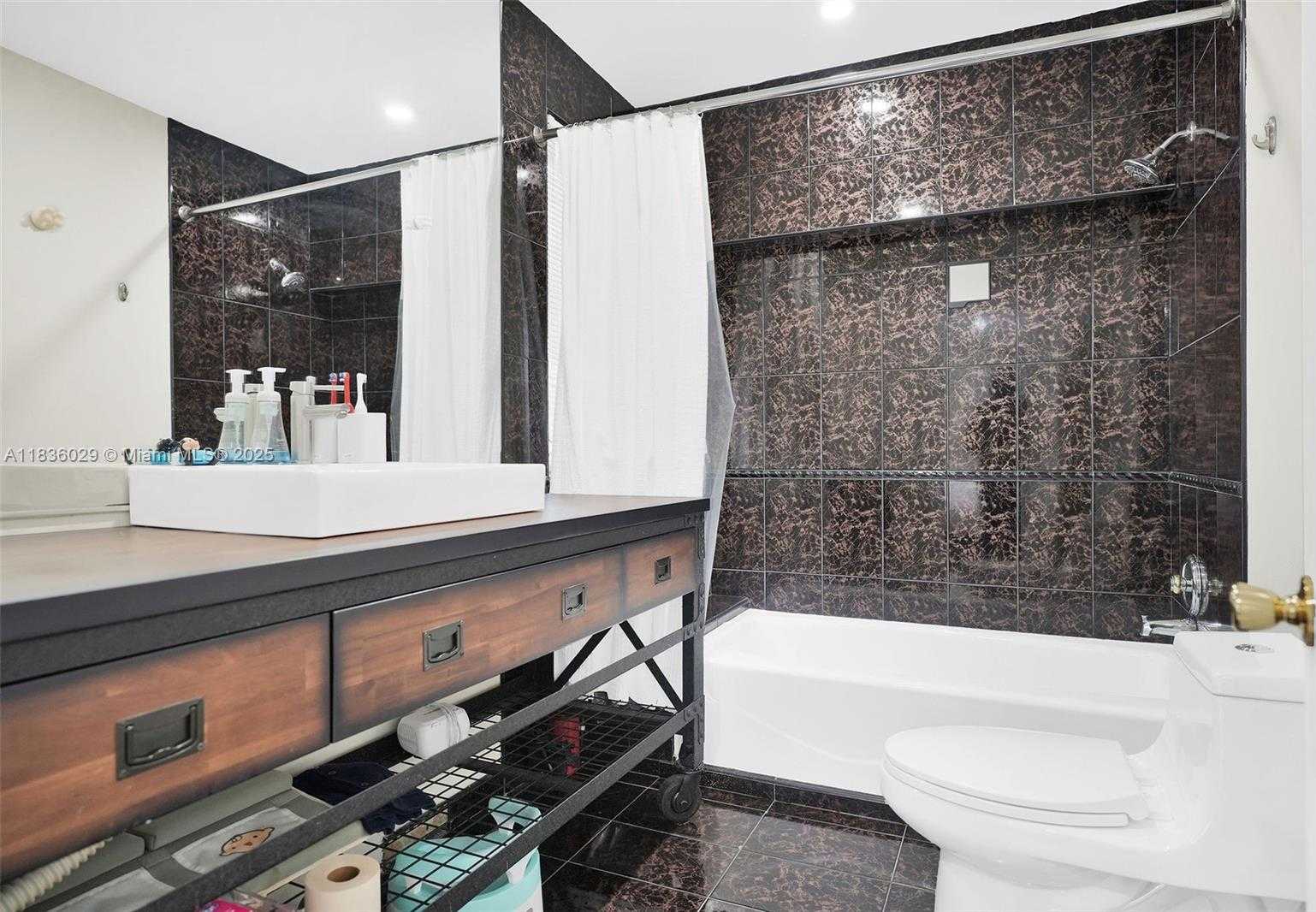 Small Image of 5555 LA GORCE DR, Miami Beach Number 27
