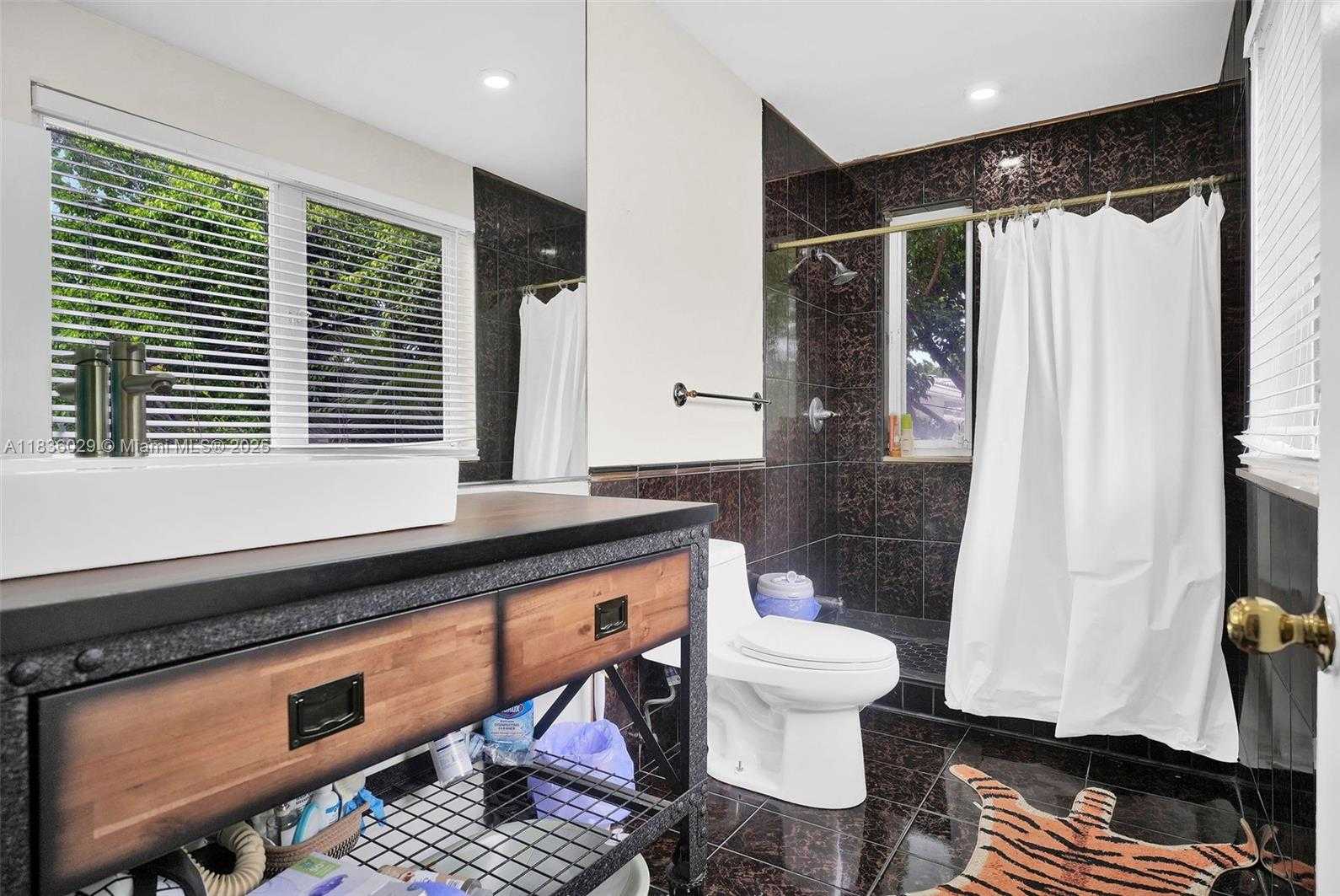 Small Image of 5555 LA GORCE DR, Miami Beach Number 28