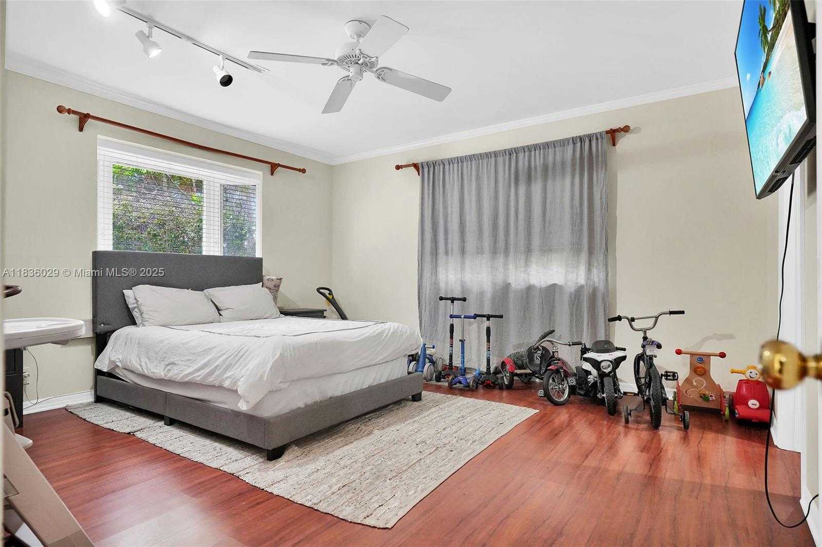 Small Image of 5555 LA GORCE DR, Miami Beach Number 30