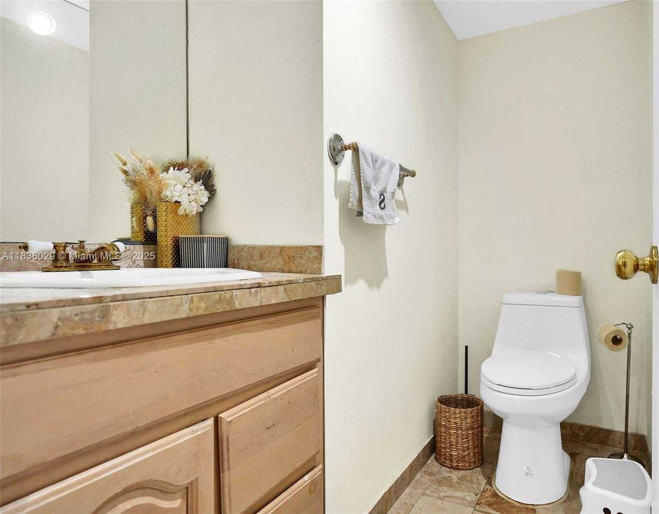 Small Image of 5555 LA GORCE DR, Miami Beach Number 33