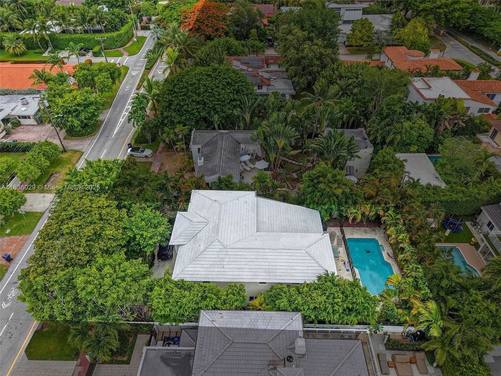 Small Image of 5555 LA GORCE DR, Miami Beach Number 36