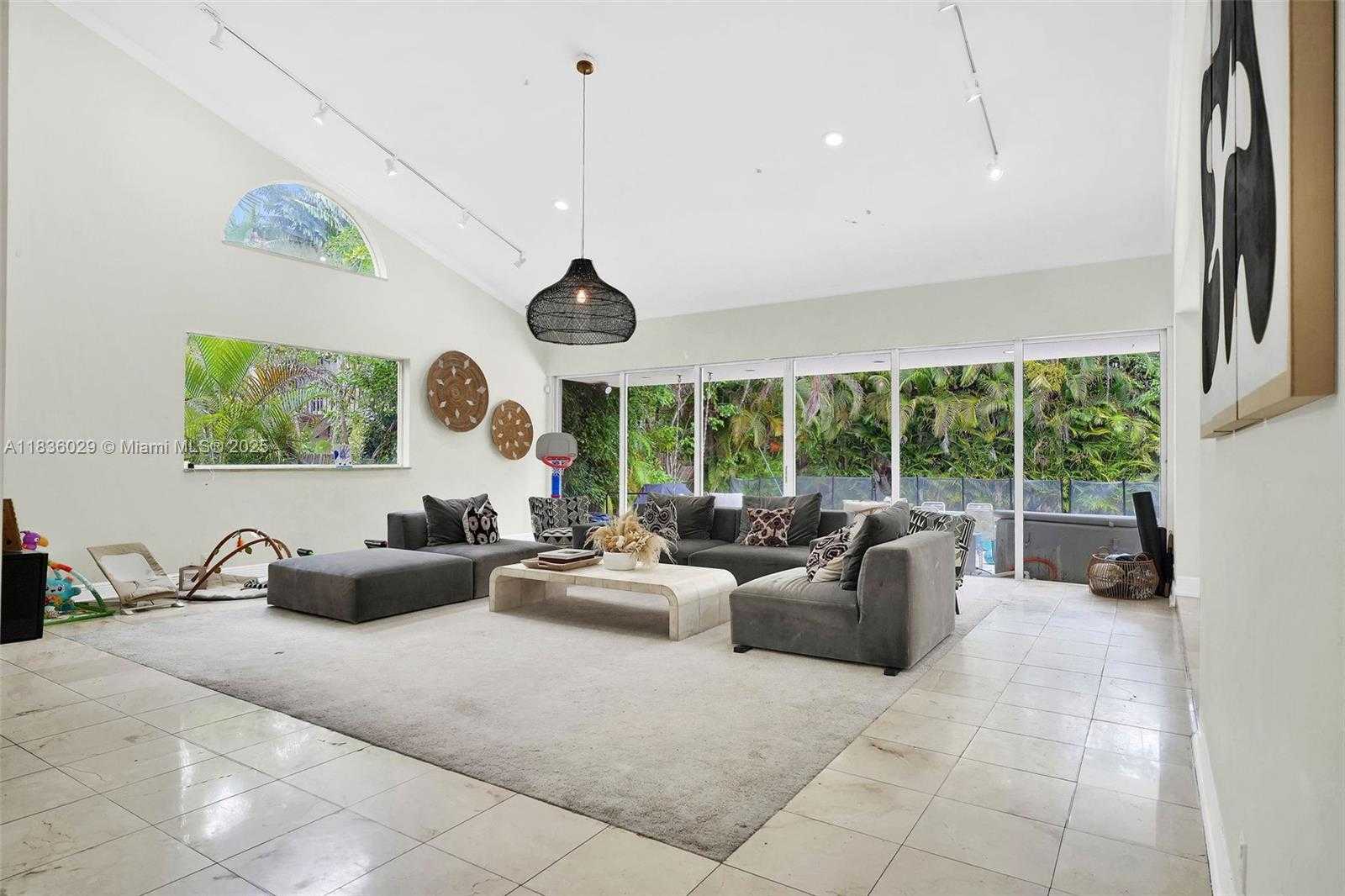 Small Image of 5555 LA GORCE DR, Miami Beach Number 4