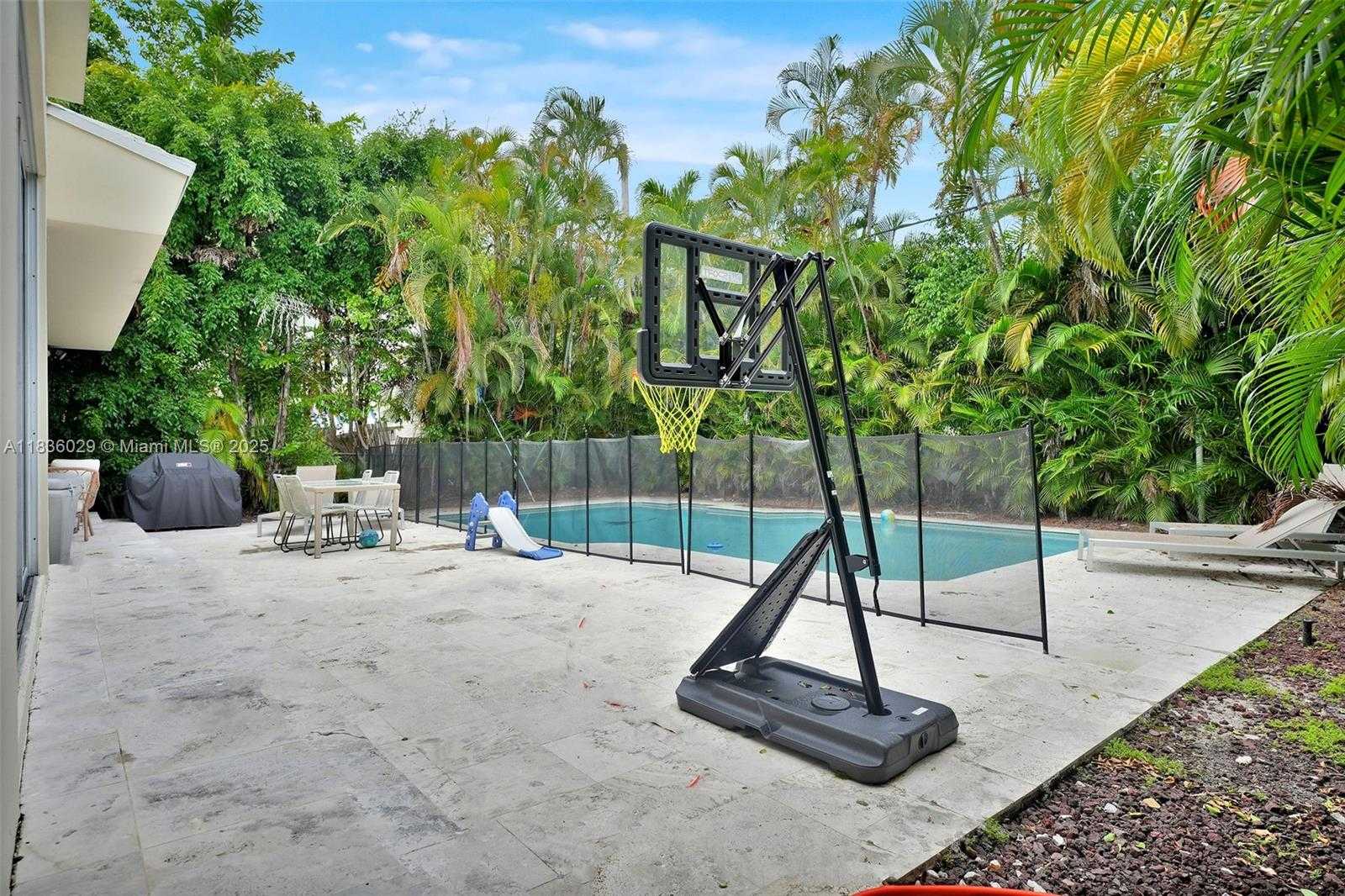 Small Image of 5555 LA GORCE DR, Miami Beach Number 8
