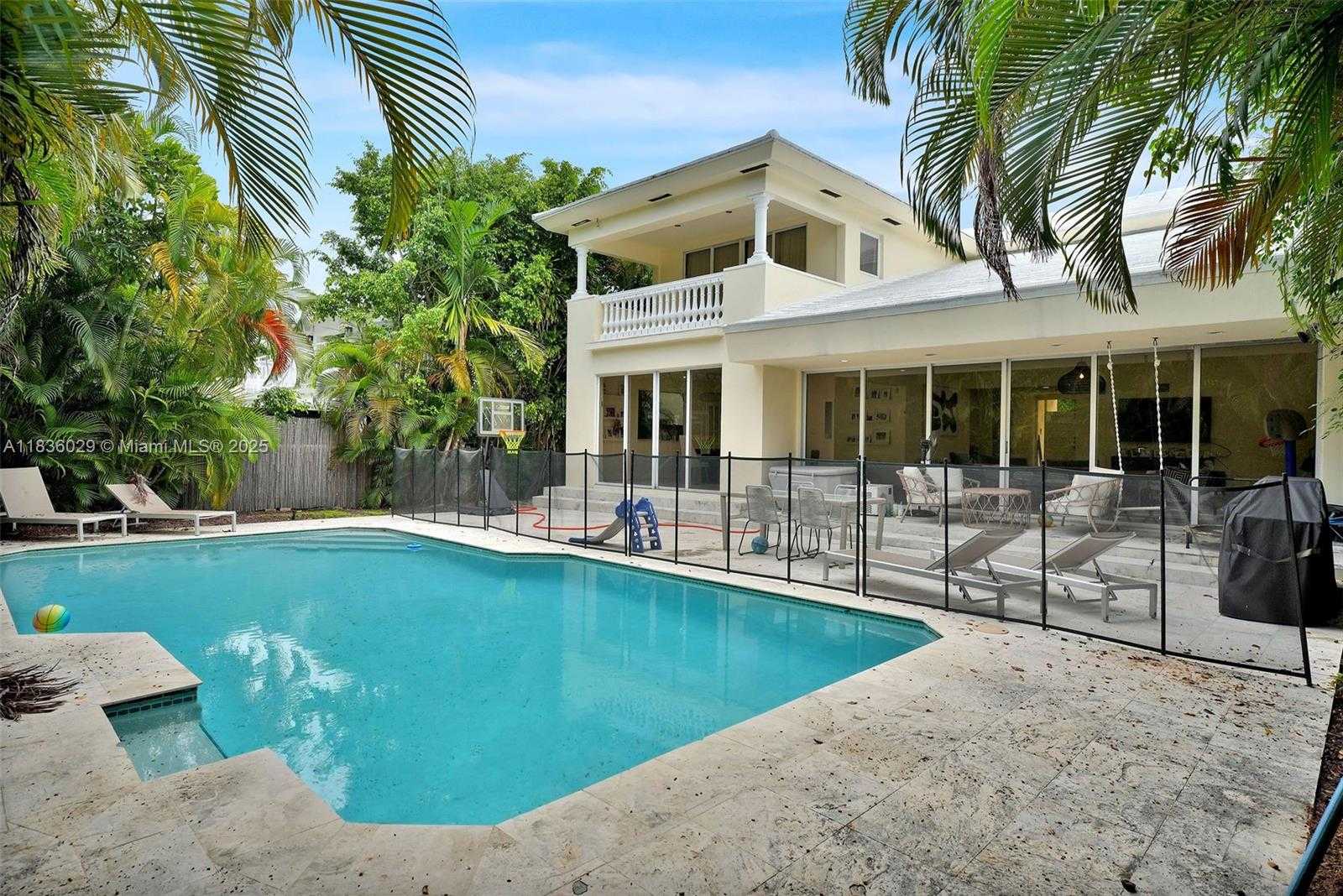 Small Image of 5555 LA GORCE DR, Miami Beach Number 9