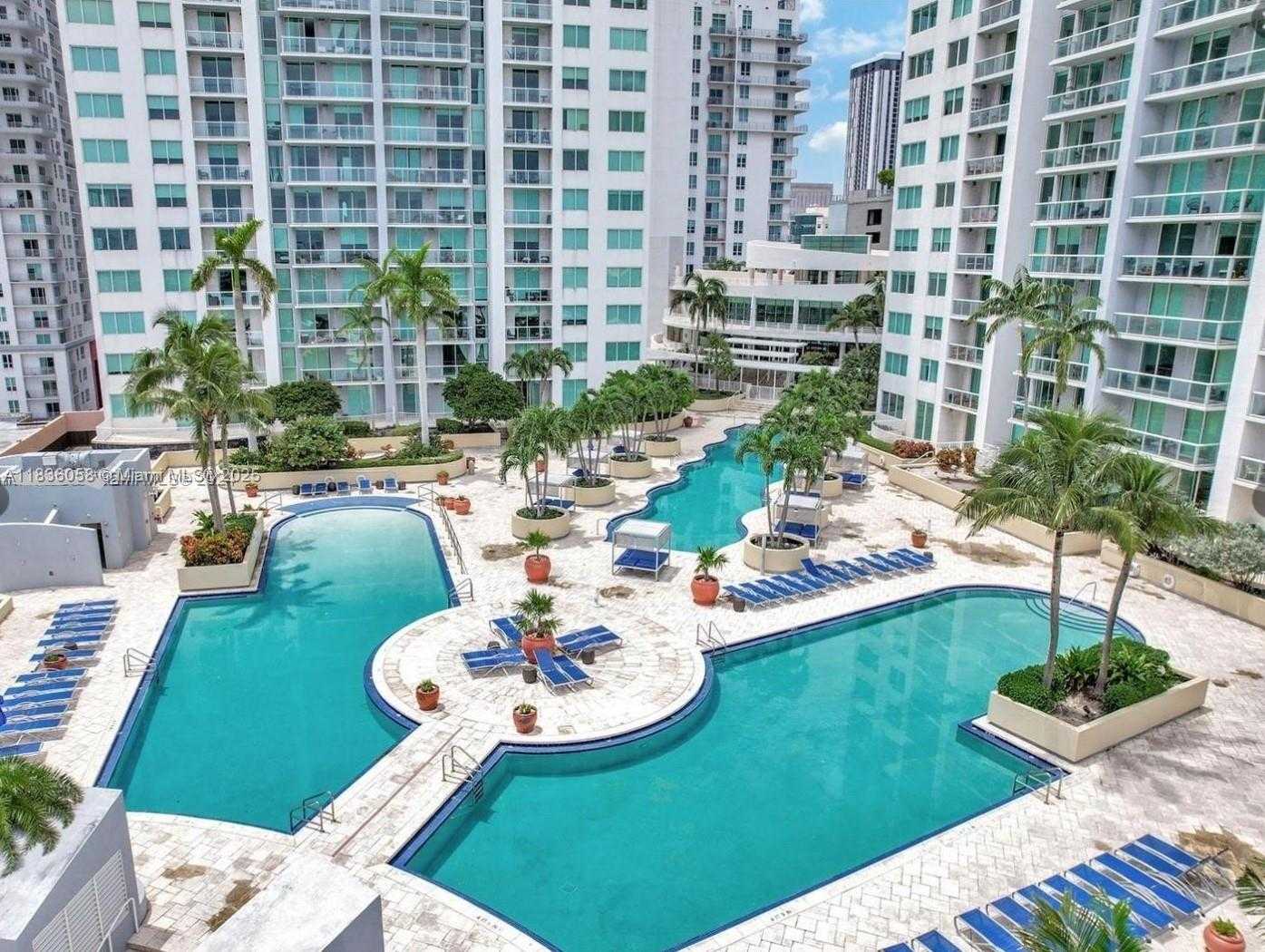 Small Image of 244 Biscayne Blvd, Miami, FL 33131, USA Number 3