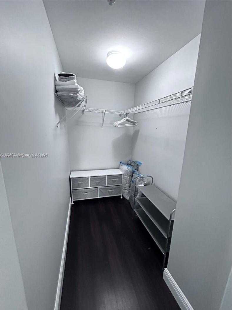 Small Image of 244 Biscayne Blvd, Miami, FL 33131, USA Number 42