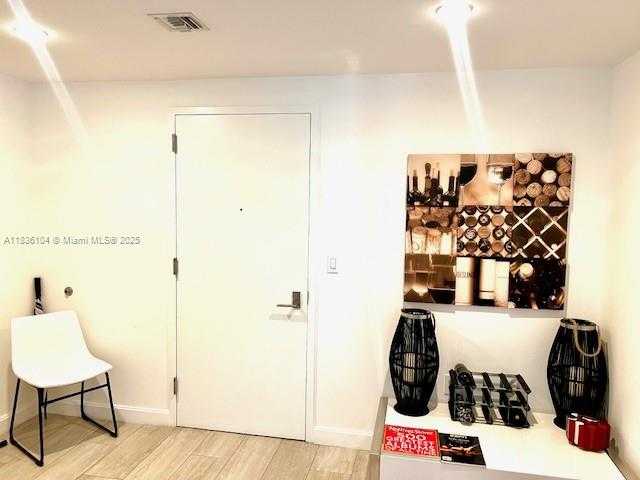 Small Image of Miami Number 10