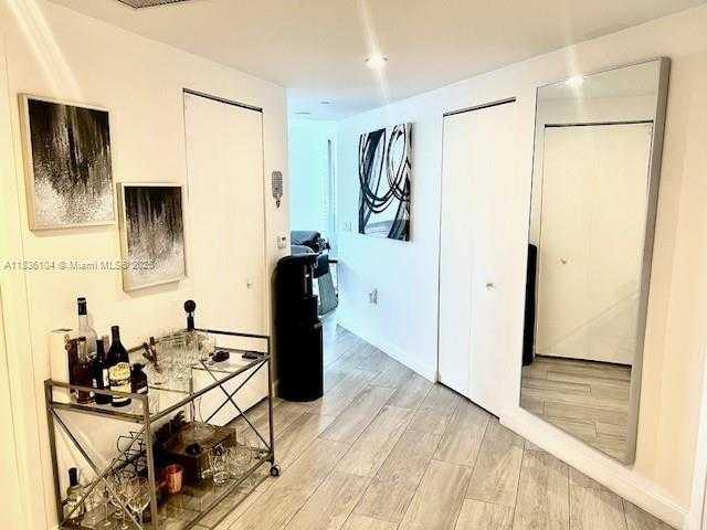 Small Image of Miami Number 11