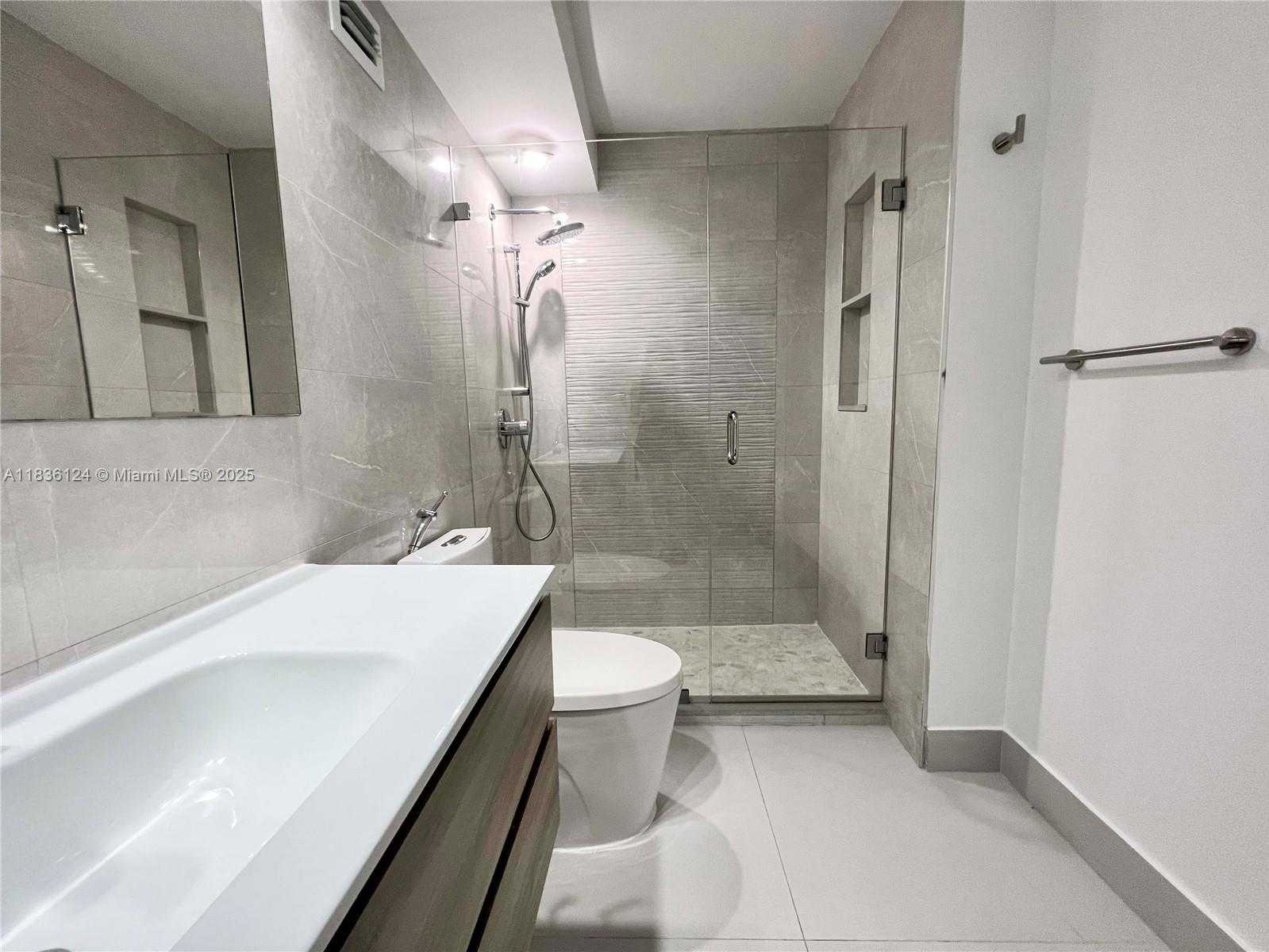 Small Image of 6039 COLLINS AVE #512, Miami Beach Number 15