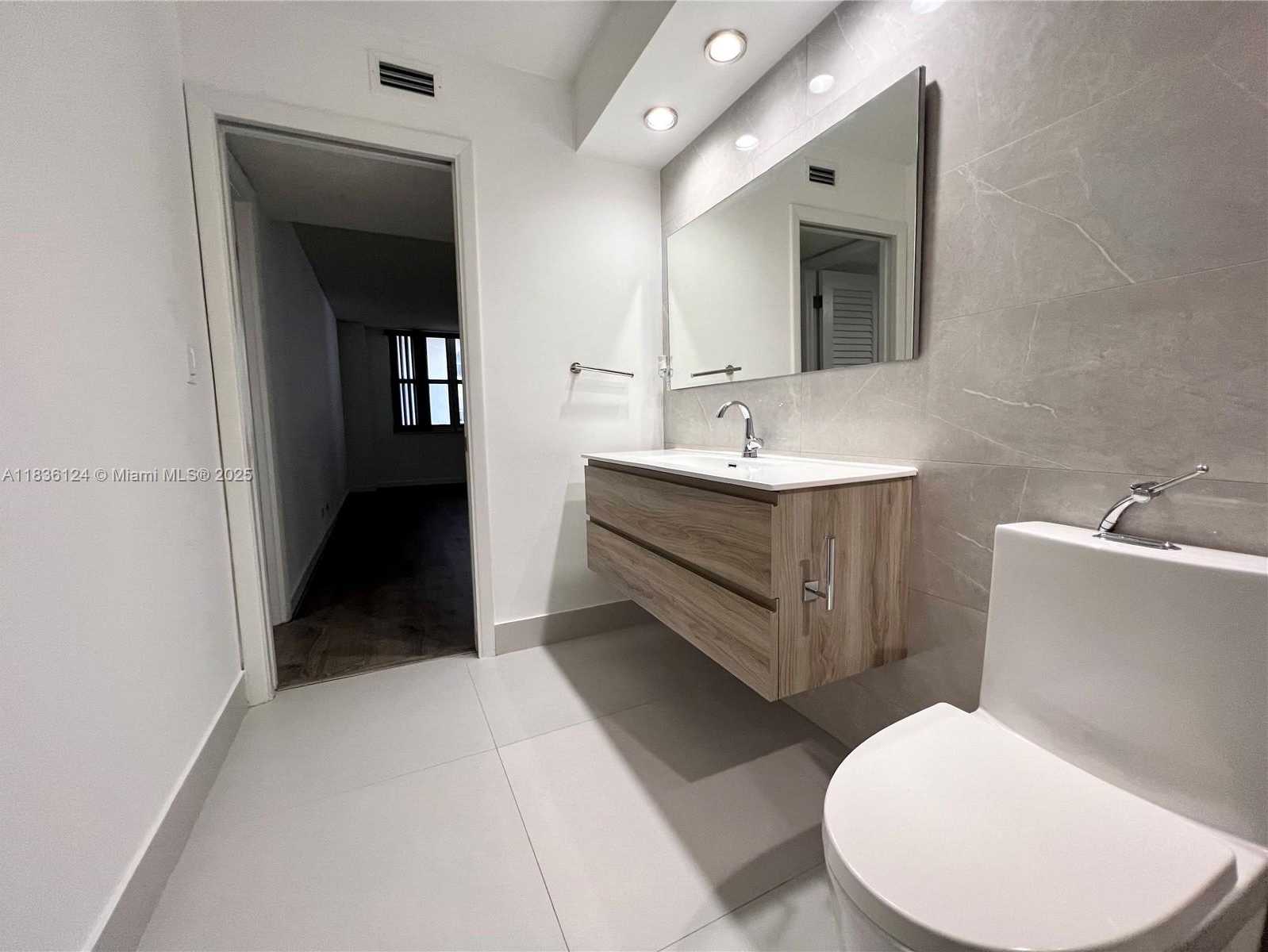 Small Image of 6039 COLLINS AVE #512, Miami Beach Number 16
