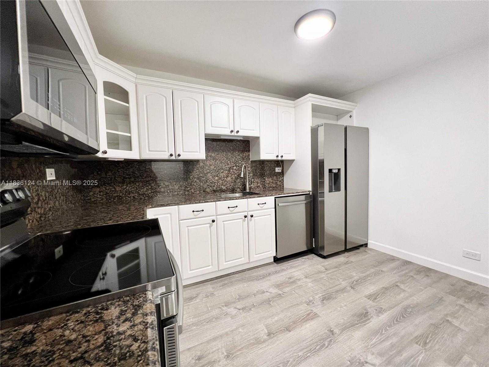 Small Image of 6039 COLLINS AVE #512, Miami Beach Number 2