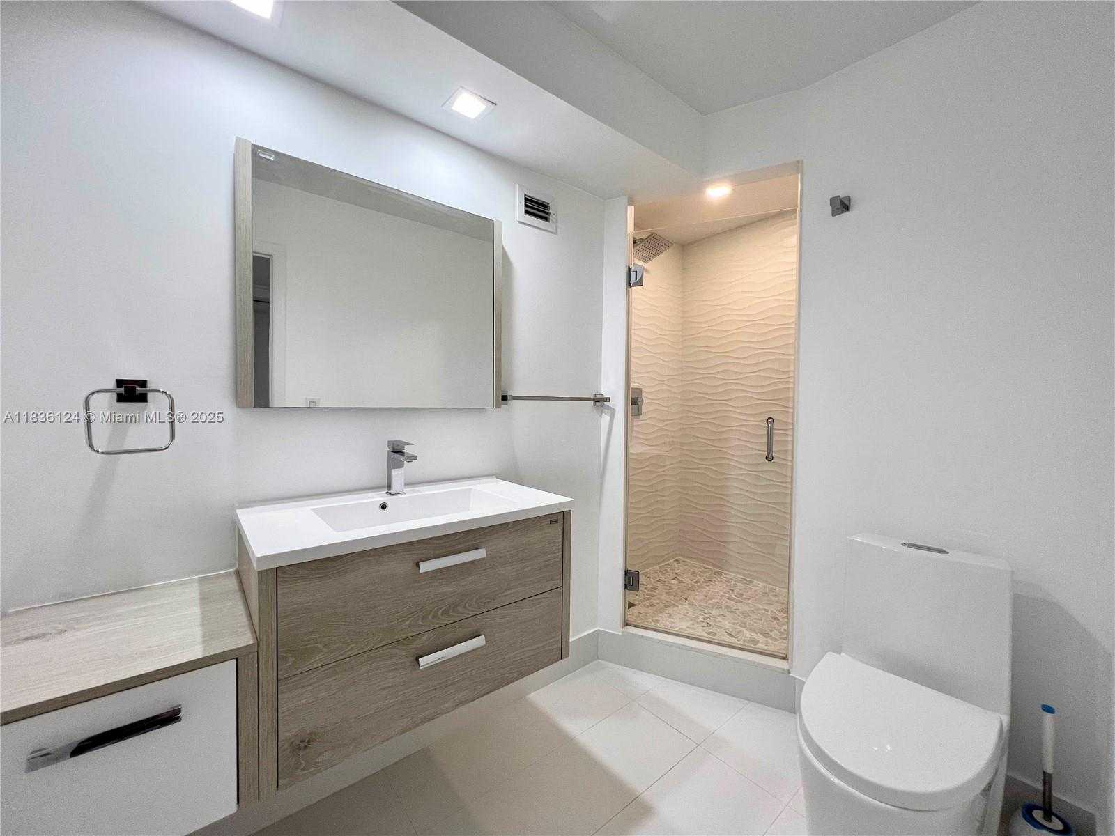 Small Image of 6039 COLLINS AVE #512, Miami Beach Number 3