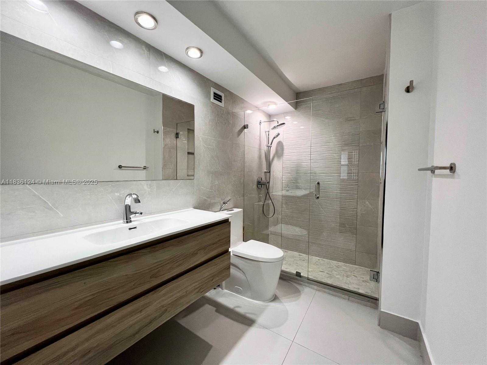 Small Image of 6039 COLLINS AVE #512, Miami Beach Number 5