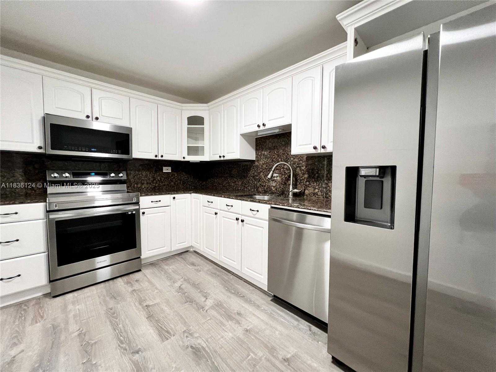 Small Image of 6039 COLLINS AVE #512, Miami Beach Number 9