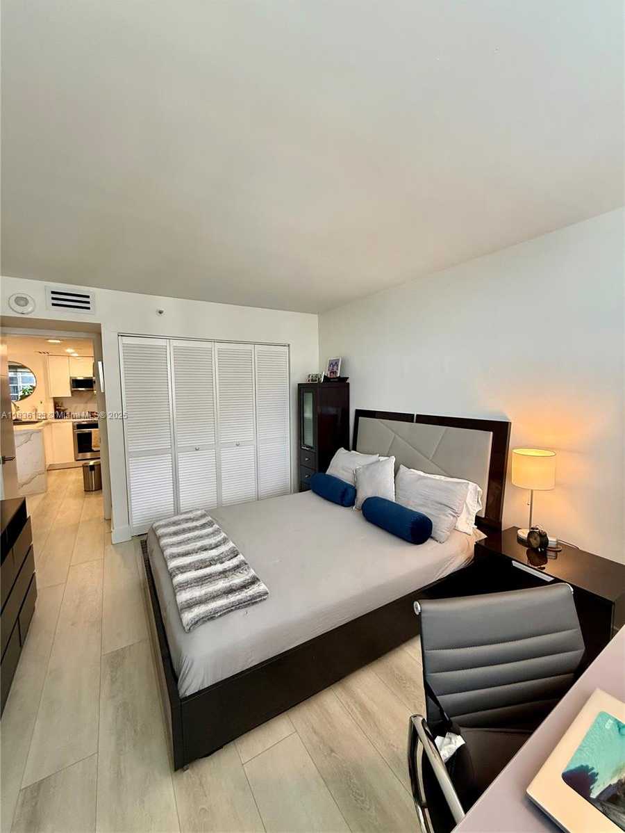 Small Image of 770 CLAUGHTON ISLAND DR #1503, Miami Number 24
